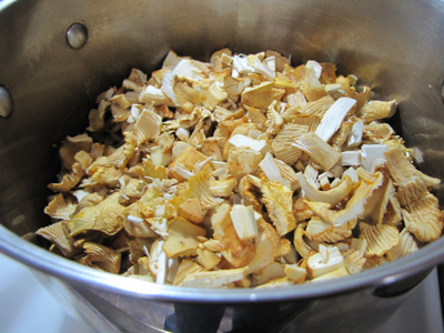 pot-full-chanterelle